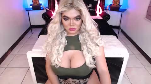 Snapshot of 10incheskinkynastytrans chatting on December 2024 08:09:01 AM Sasha Banks online show from December 2024 08:09:01 AM