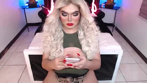 Snapshot of 10incheskinkynastytrans chatting on December 2024 05:27:02 AM Sasha Banks online show from December 2024 05:27:02 AM