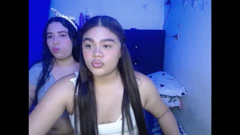 Snapshot of 2moons_full_of_love chatting on November 2025 12:33:01 AM 2moons_full_of_love online show from November 2025 12:33:01 AM