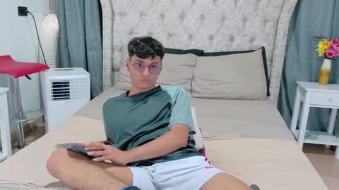 Snapshot of _andrew_williams chatting on December 2024 07:37:02 PM Andres online show from December 2024 07:37:02 PM