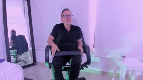 _axelking_ online show from February 2026 11:42:01 AM