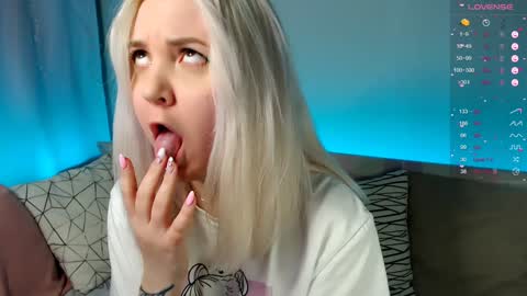 Snapshot of _blonde_barbie_ chatting on January 2025 08:35:02 PM Elizabeth online show from January 2025 08:35:02 PM