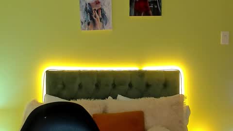 Charlote online show from November 2025 07:59:02 PM