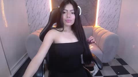 _charlottee_b online show from April 2026 01:59:01 PM