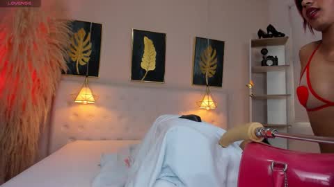 _cinnamon_star online show from December 2025 12:12:02 PM