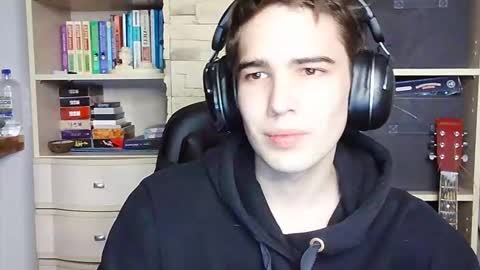 _crise_next_door_ online show from October 2025 05:41:02 PM