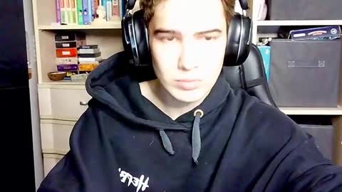 _crise_next_door_ online show from October 2025 03:21:01 PM