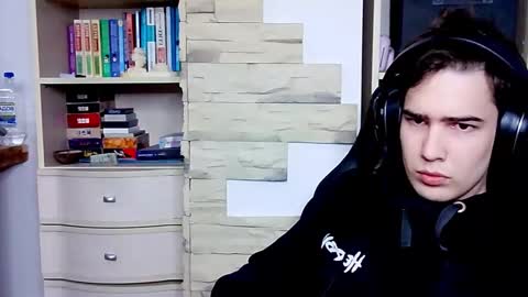 _crise_next_door_ online show from October 2025 02:58:02 PM