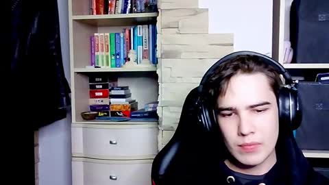 _crise_next_door_ online show from October 2025 02:14:02 PM