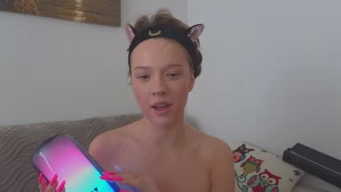 Snapshot of _demi_dee_ chatting on March 2026 08:20:01 AM DemiDee online show from March 2026 08:20:01 AM