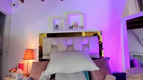 Isabella online show from October 2025 12:05:02 PM