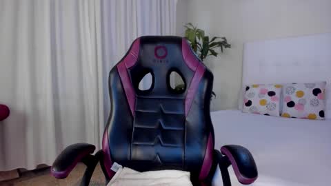 Snapshot of _emma_queen_ chatting on November 2025 07:57:01 PM Emma online show from November 2025 07:57:01 PM