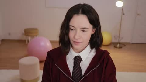 Essie  online show from October 2025 01:44:01 PM