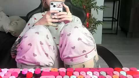 Snapshot of _feralberry__ chatting on May 2026 07:48:02 AM Alis online show from May 2026 07:48:02 AM
