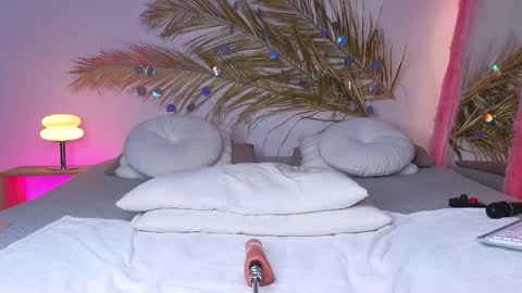 Holly online show from February 2025 09:04:01 AM