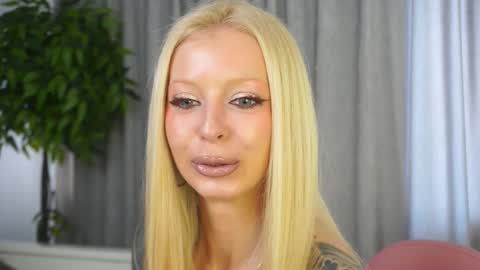 Snapshot of _honeymoney chatting on March 2026 08:09:02 AM Lana online show from March 2026 08:09:02 AM