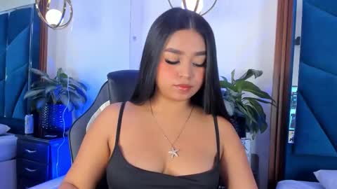 _julisweet_ online show from November 2025 12:18:01 PM