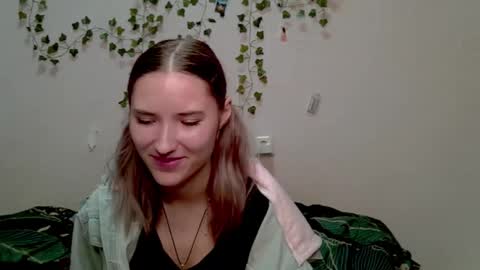 _kikiclark_ online show from October 2025 09:20:01 PM