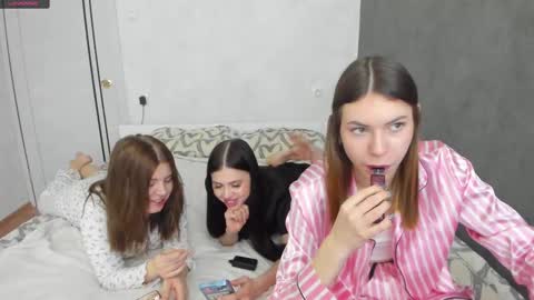 Snapshot of _kirieshka chatting on February 2025 02:32:02 PM Molly Emily online show from February 2025 02:32:02 PM