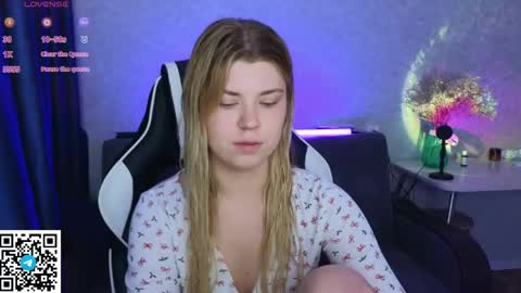 Snapshot of _kirieshka chatting on April 2026 03:46:02 PM Molly Emily online show from April 2026 03:46:02 PM