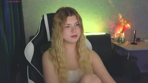 Snapshot of _kirieshka chatting on April 2026 06:32:02 PM Molly Emily online show from April 2026 06:32:02 PM