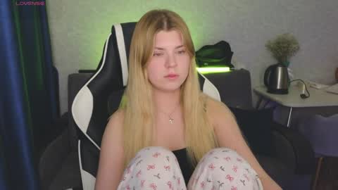 Snapshot of _kirieshka chatting on April 2026 09:23:01 PM Molly Emily online show from April 2026 09:23:01 PM