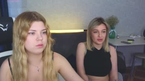 Snapshot of _kirieshka chatting on April 2026 03:10:02 PM Molly Emily online show from April 2026 03:10:02 PM