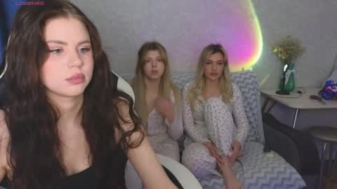 Snapshot of _kirieshka chatting on April 2026 05:51:02 PM Molly Emily online show from April 2026 05:51:02 PM
