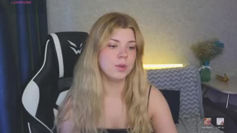 Snapshot of _kirieshka chatting on May 2026 04:46:01 PM Molly Emily online show from May 2026 04:46:01 PM