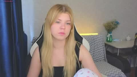 Snapshot of _kirieshka chatting on May 2026 02:35:02 PM Molly Emily online show from May 2026 02:35:02 PM