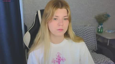 Snapshot of _kirieshka chatting on May 2026 02:36:01 PM Molly Emily online show from May 2026 02:36:01 PM