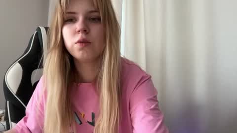 Snapshot of _kirieshka chatting on June 2026 09:45:02 AM Molly Emily online show from June 2026 09:45:02 AM