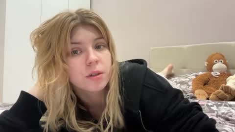 Snapshot of _kirieshka chatting on June 2026 04:57:01 PM Molly Emily online show from June 2026 04:57:01 PM