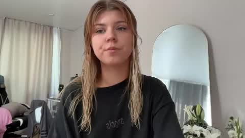 Snapshot of _kirieshka chatting on July 2026 12:33:01 PM Molly Emily online show from July 2026 12:33:01 PM