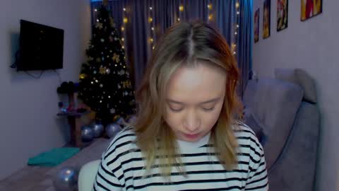 _lalune_ online show from December 2024 03:14:01 PM