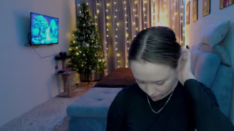 _lalune_ online show from December 2024 03:22:02 PM