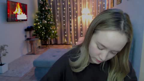 _lalune_ online show from December 2024 07:21:02 PM