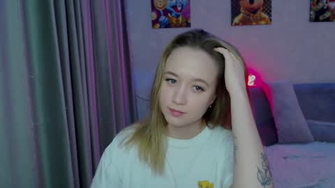 _lalune_ online show from December 2024 09:33:02 PM