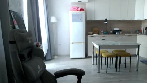 Snapshot of _lalune_ chatting on April 2026 10:10:01 AM _lalune_ online show from April 2026 10:10:01 AM