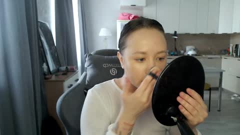 Snapshot of _lalune_ chatting on April 2026 10:17:02 AM _lalune_ online show from April 2026 10:17:02 AM