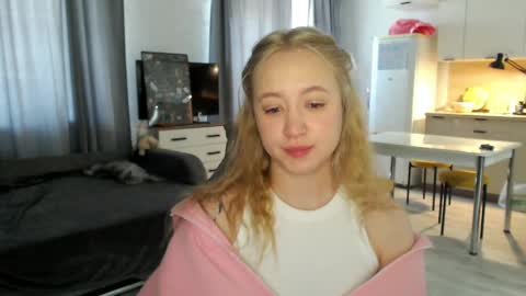 Snapshot of _lalune_ chatting on May 2026 04:10:01 AM _lalune_ online show from May 2026 04:10:01 AM