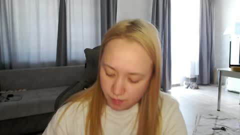 Snapshot of _lalune_ chatting on May 2026 08:32:01 AM _lalune_ online show from May 2026 08:32:01 AM
