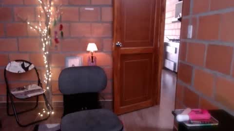 Snapshot of _lunablondie_ chatting on December 2024 12:18:02 PM _lunablondie_ online show from December 2024 12:18:02 PM