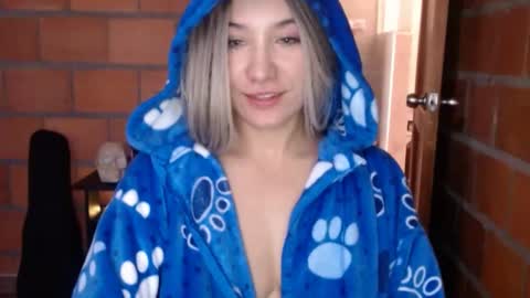 Snapshot of _lunablondie_ chatting on January 2025 05:02:01 PM _lunablondie_ online show from January 2025 05:02:01 PM