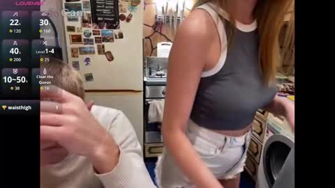 Snapshot of _magic_kis chatting on November 2025 06:23:01 AM _magic_kis online show from November 2025 06:23:01 AM