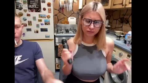 Snapshot of _magic_kis chatting on April 2026 06:59:02 PM _magic_kis online show from April 2026 06:59:02 PM