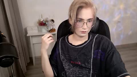 _meow_neko_ online show from April 2026 02:12:02 AM