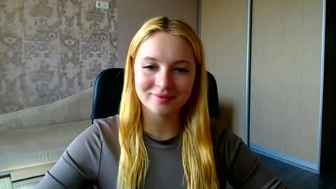 Snapshot of _mila_la_ chatting on June 2026 12:22:01 PM Melanie online show from June 2026 12:22:01 PM