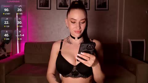 Snapshot of _moon_girl_18 chatting on March 2026 05:19:02 PM Nikol online show from March 2026 05:19:02 PM