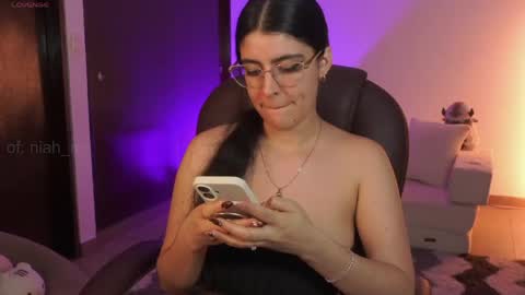 Snapshot of _niah chatting on June 2026 04:17:02 AM NiniHelp me by giving my show a thumbs up online show from June 2026 04:17:02 AM